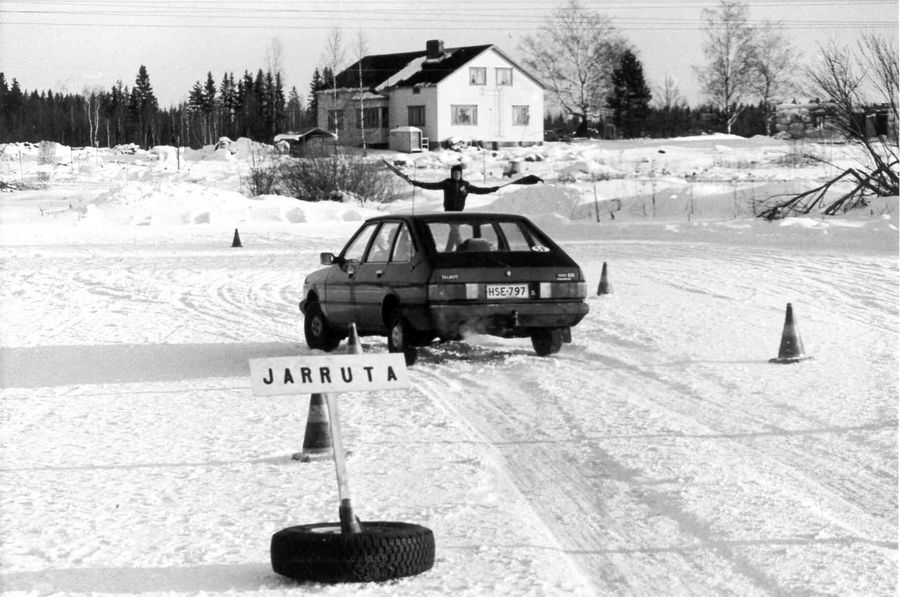 Talviajokoulutusta Pirkkalan lentokentän läheisyydessä vuonna 1986. (Autoliitto – Mobilia)