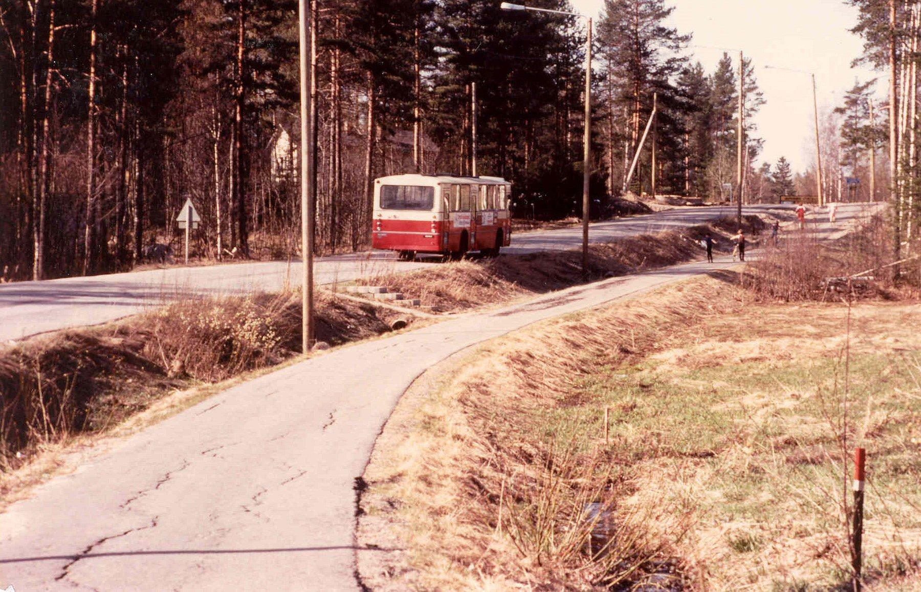Kevyen liikenteen väylä Haapaniemen paikallistiellä (Jyväskylän maalaiskunta) vuonna 1981. (Rismo Virpimaa - Liikennevirasto - Mobilia)