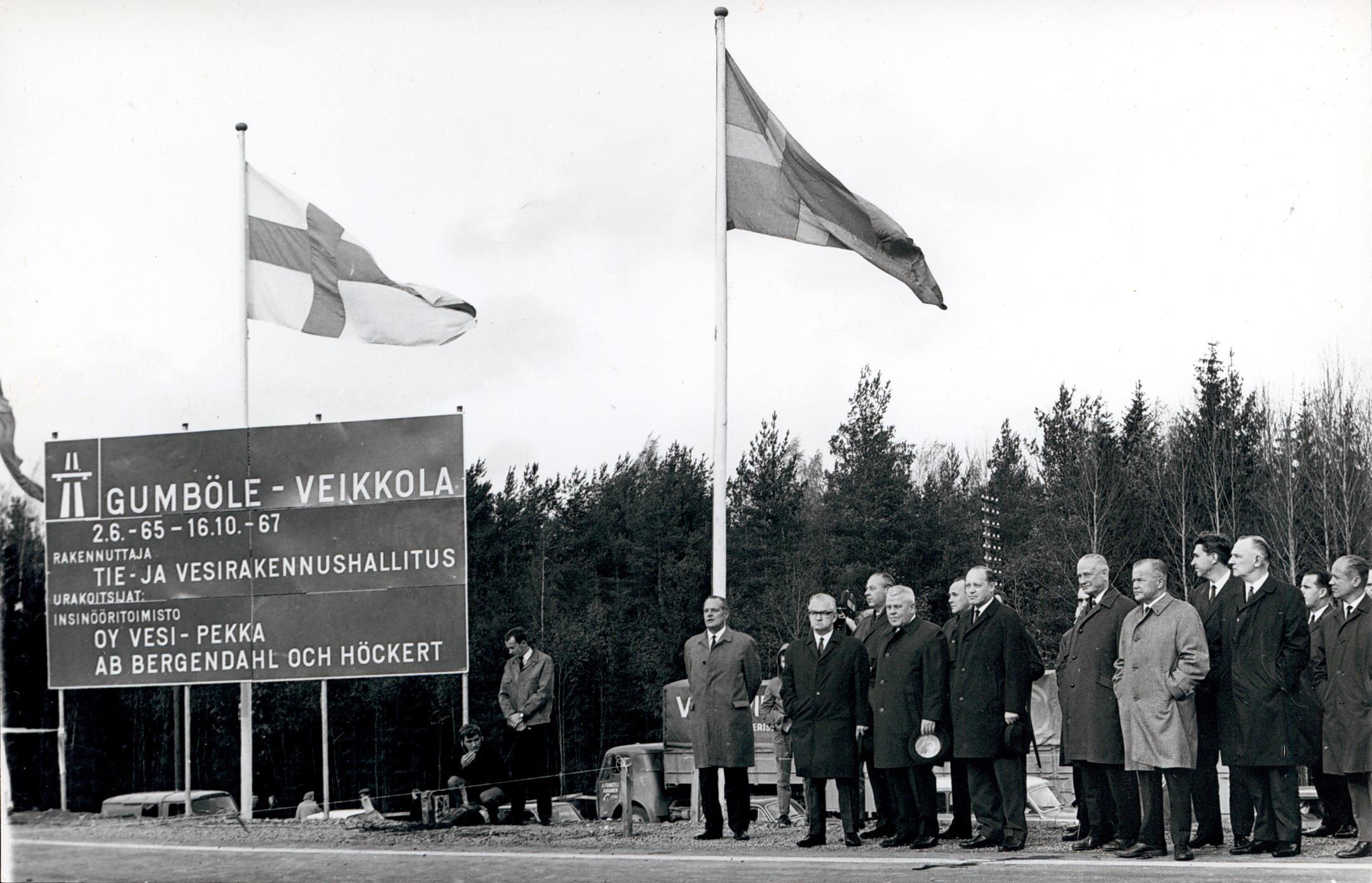 16.10.1967. Vierasjoukkoa Gumböle-Veikkola -moottoritien avajaistilaisuudessa. (Infra ry - Mobilia)