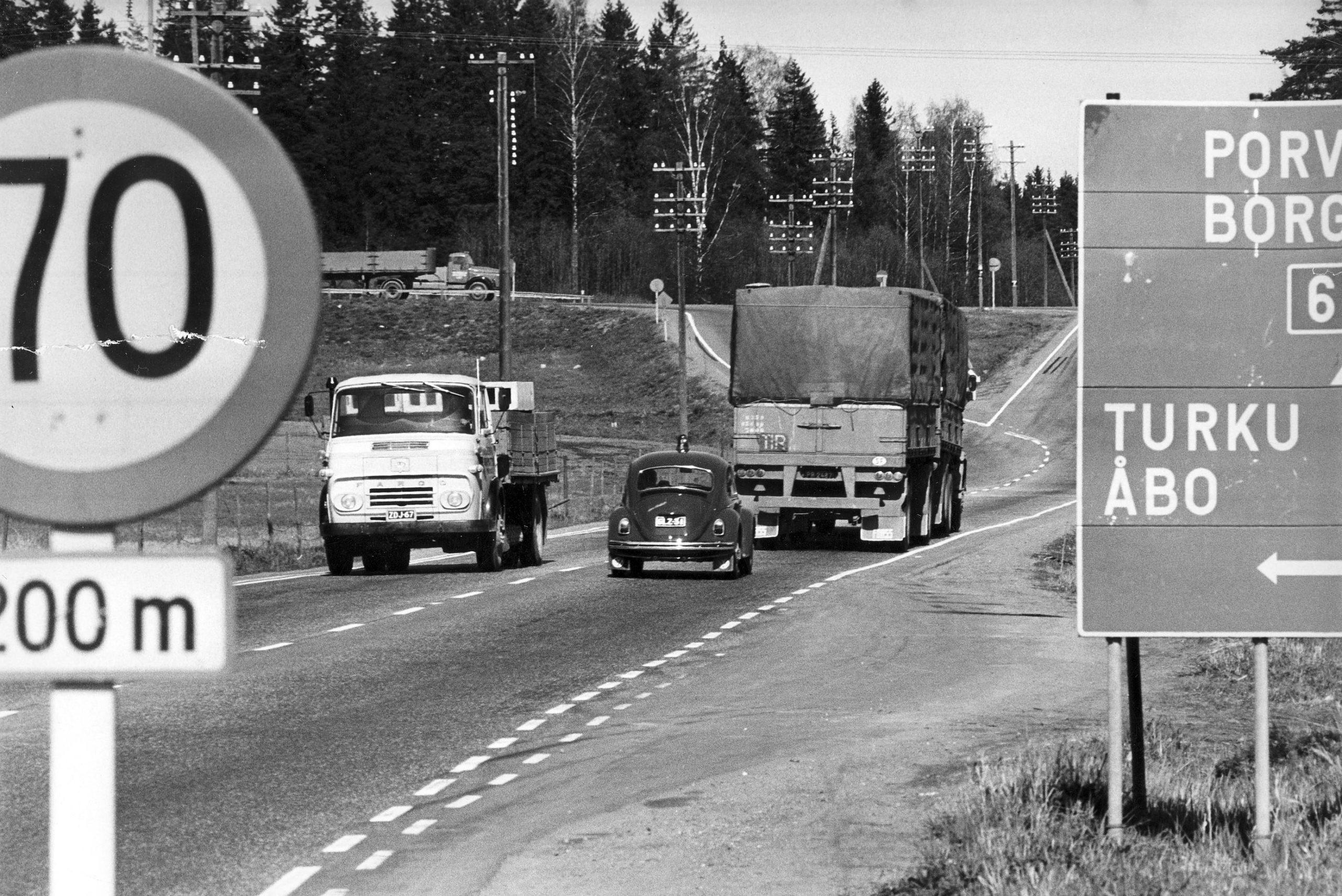 70 km nopeusrajoitus liikennemerkki Porvoontiellä vuonna 1969. Porvoontiellä kokeiltiin suositeltavaa ohjenopeutta 70 km/h tien alkuosalla Helsinginkaupungin rajasta lukien. Porvoontie oli yksi vaarallisimpia tieosuuksia 1960-luvulla. (Liikenneturva - Mobilia)