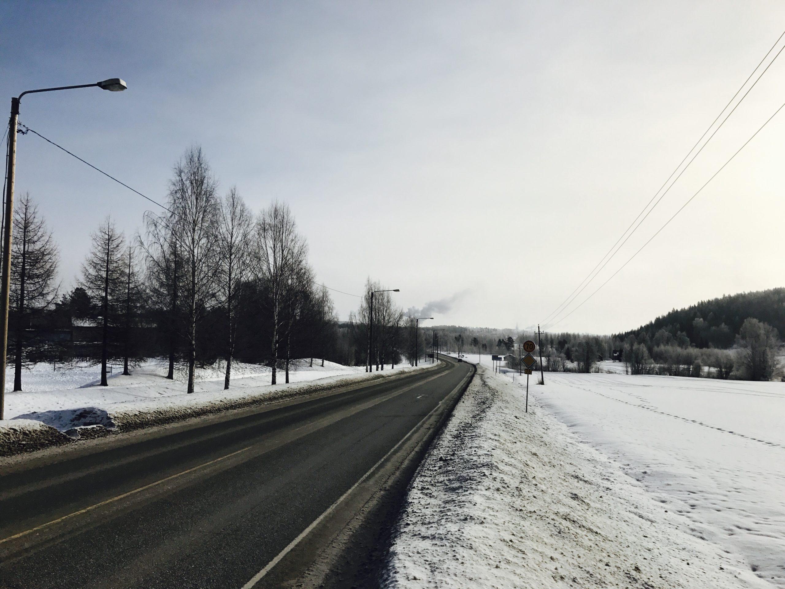 Käännyn kuutostieltä kohti Nurmeksen kaupungin keskustaa. Aurinko paistaa, Nurmes höyryää pakkasessa.