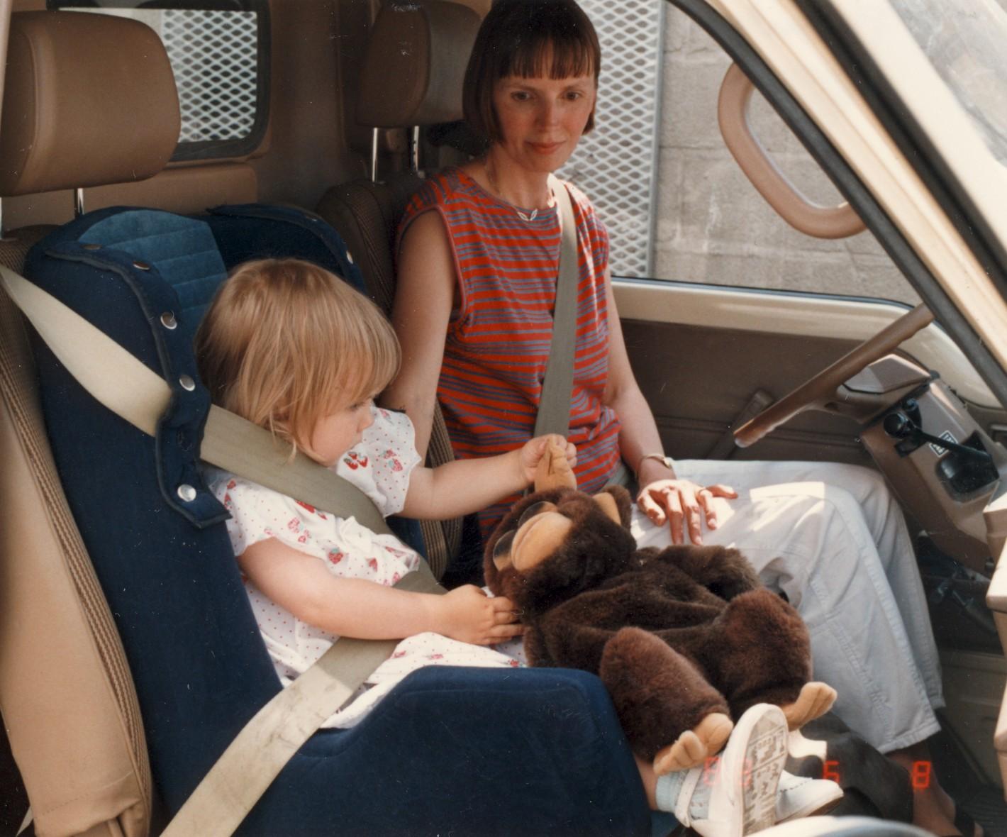 Kuva vuodelta 1989. Lasten turvaistuimet olivat 1980-luvulla suurimmaksi osaksi auton omilla turvavöillä kiinnitettäviä istuimia. (Liikenneturva – Mobilia)